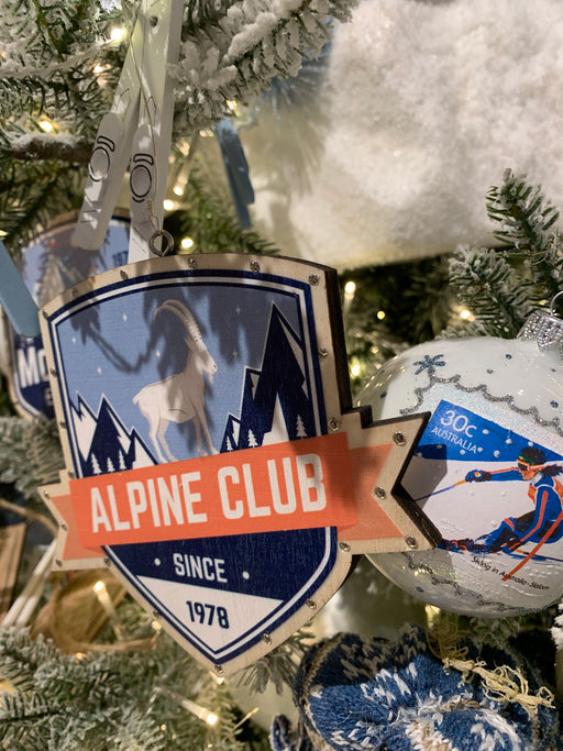KI-generiertes Bild,2 Deko-Objekt Holz-Schild Wappen Berge Alpine Winter Christbaum-Hänger