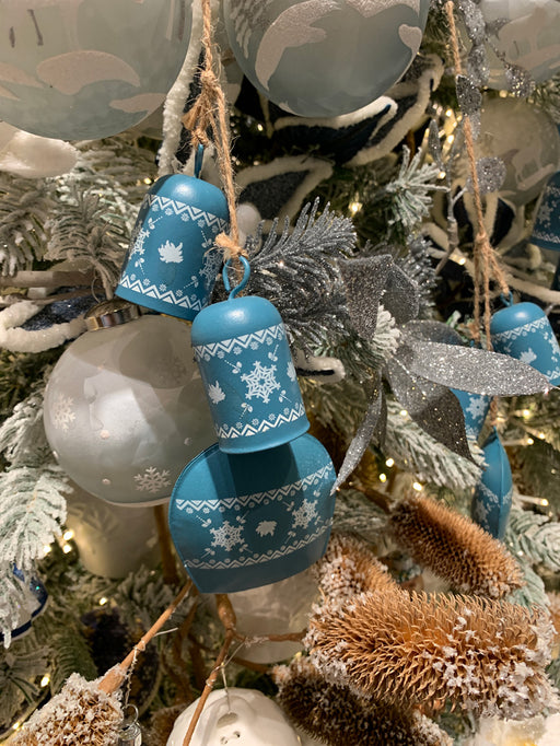 KI-generiertes Bild,Design 2x Deko-Objekt Kuh-Glocken 6 Glöckchen Winter Christbaum-Hänger