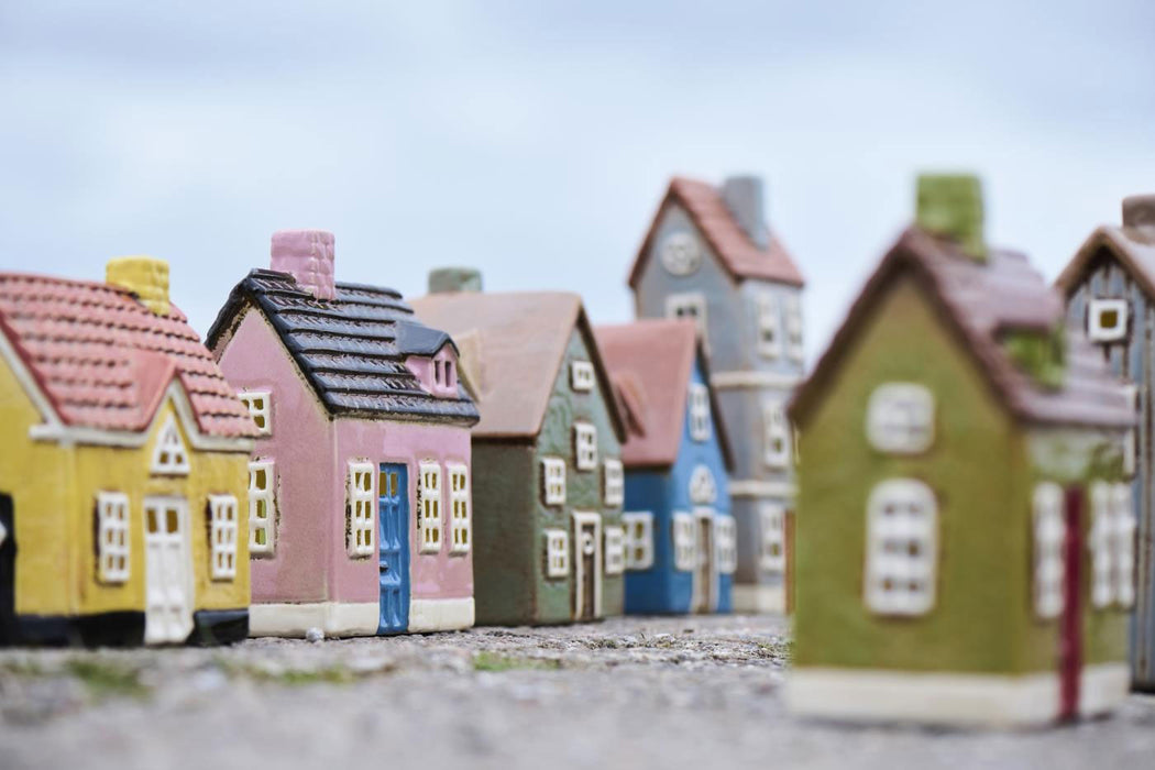 KI-generiertes Bild,Teelichthaus Lichterhaus Nyhavn 14cm Grün Braun Keramik Fachwerkhaus Teelichthalter