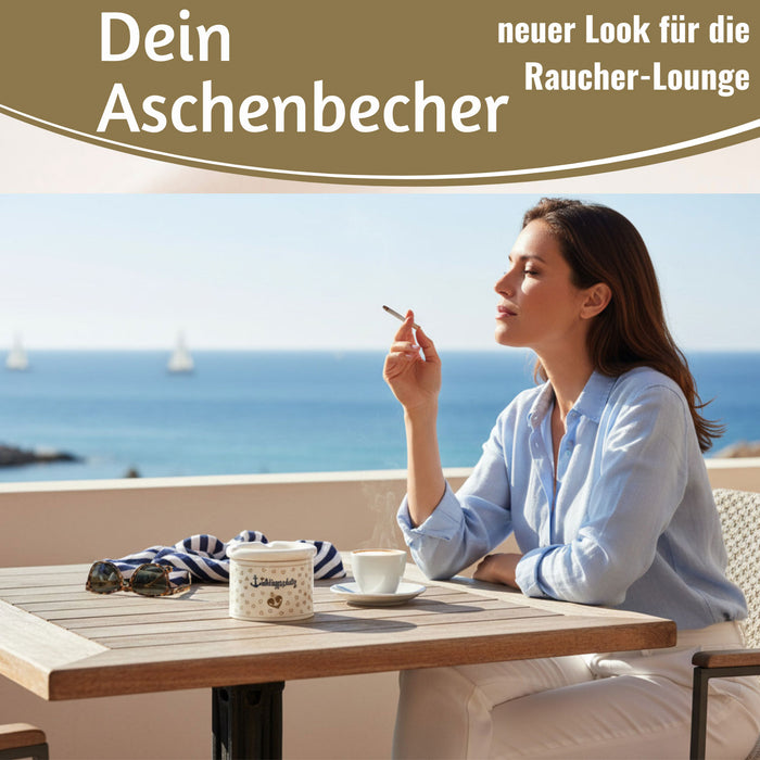 KI-generiertes Bild,Sturmaschenbecher Lieblingsplatz 10x7,5cm Maritim Weiß Blau Windaschenbecher Aschenbecher