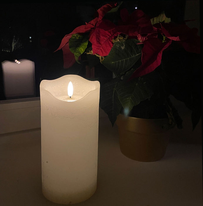 KI-generiertes Bild,LED 3D Stumpenkerze Creme Weiß 20cm Timer Echtwachs flackernde flammenlose Kerze