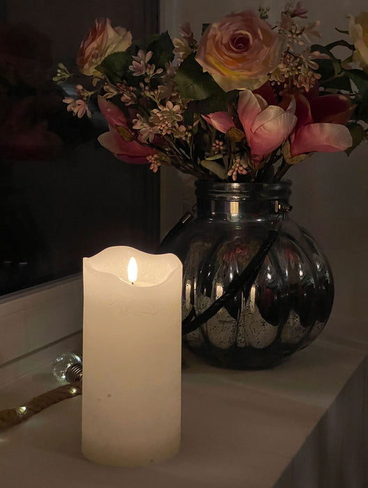 KI-generiertes Bild,LED 3D Stumpenkerze Creme Weiß 20cm Timer Echtwachs flackernde flammenlose Kerze