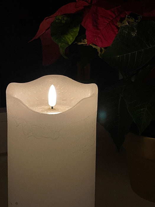KI-generiertes Bild,LED 3D Stumpenkerze Creme Weiß 20cm Timer Echtwachs flackernde flammenlose Kerze