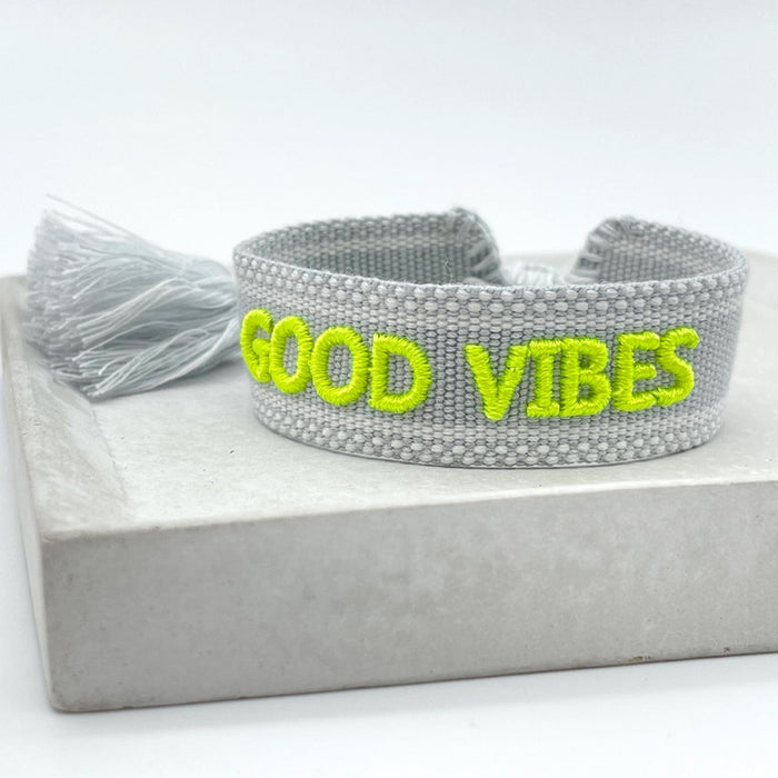 KI-generiertes Bild,Canvas Statement Armband Good Vibes Grau Neon Grün Quasten besticktes Webarmband