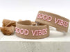 Canvas Statement Armband Good Vibes Braun / Taupe Rose Quasten besticktes Webarmband