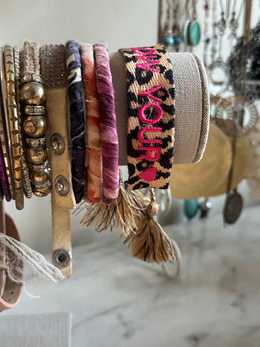 Canvas Statement Armband Leo Follow Your ❤️ Leopard Pink Quasten besticktes Webarmband