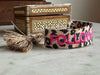 KI-generiertes Bild,Canvas Statement Armband Leo Follow Your ?? Leopard Pink Quasten besticktes Webarmband