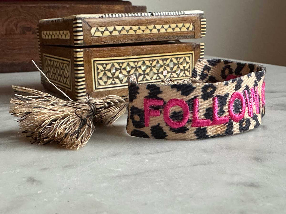 KI-generiertes Bild,Canvas Statement Armband Leo Follow Your ?? Leopard Pink Quasten besticktes Webarmband