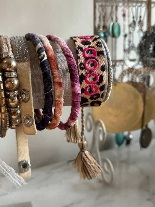 KI-generiertes Bild,Canvas Statement Armband Leo Good Vibes Leopard Pink Quasten besticktes Webarmband