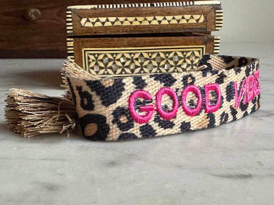 Canvas Statement Armband Leo Good Vibes Leopard Pink Quasten besticktes Webarmband