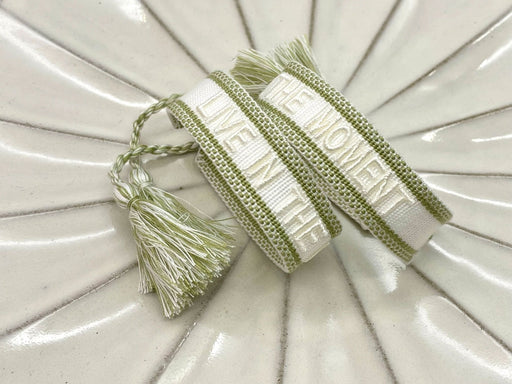 Canvas Statement Armband Live in The Moment Weiß Grün Quasten besticktes Webarmband