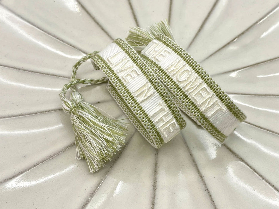 Canvas Statement Armband Live in The Moment Weiß Grün Quasten besticktes Webarmband