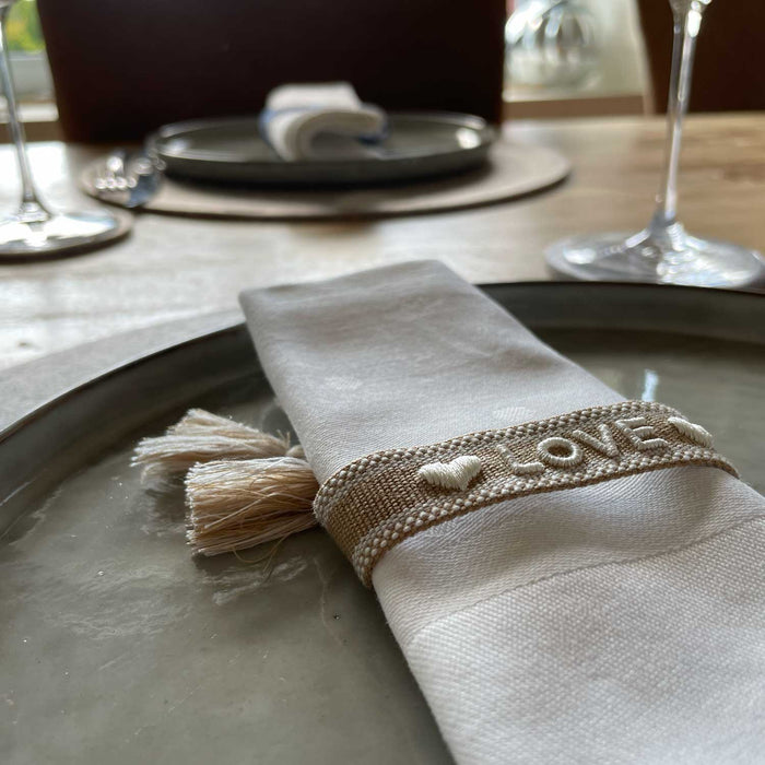 KI-generiertes Bild,Canvas Statement Armband ?? LOVE ?? Quasten besticktes Webarmband