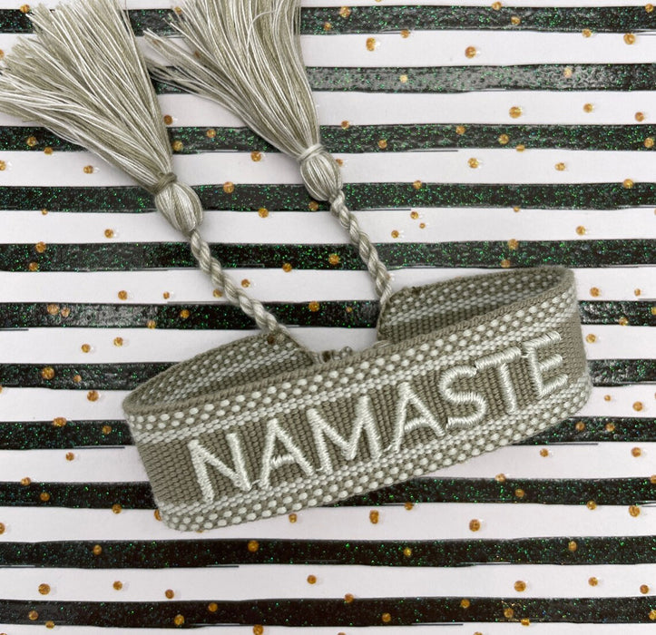 KI-generiertes Bild,Canvas Statement Armband Namaste Grün Grau Quasten besticktes Webarmband