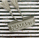 KI-generiertes Bild,Canvas Statement Armband Namaste Grün Grau Quasten besticktes Webarmband