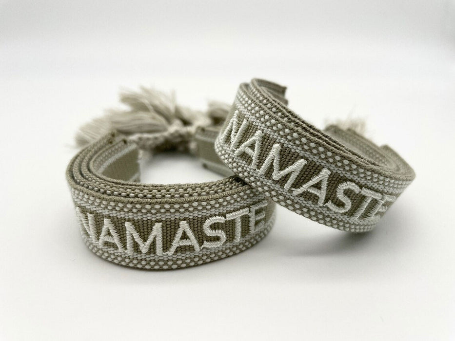 KI-generiertes Bild,Canvas Statement Armband Namaste Grün Grau Quasten besticktes Webarmband
