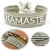 KI-generiertes Bild Canvas Statement Armband Namaste Grün Grau Quasten besticktes Webarmband