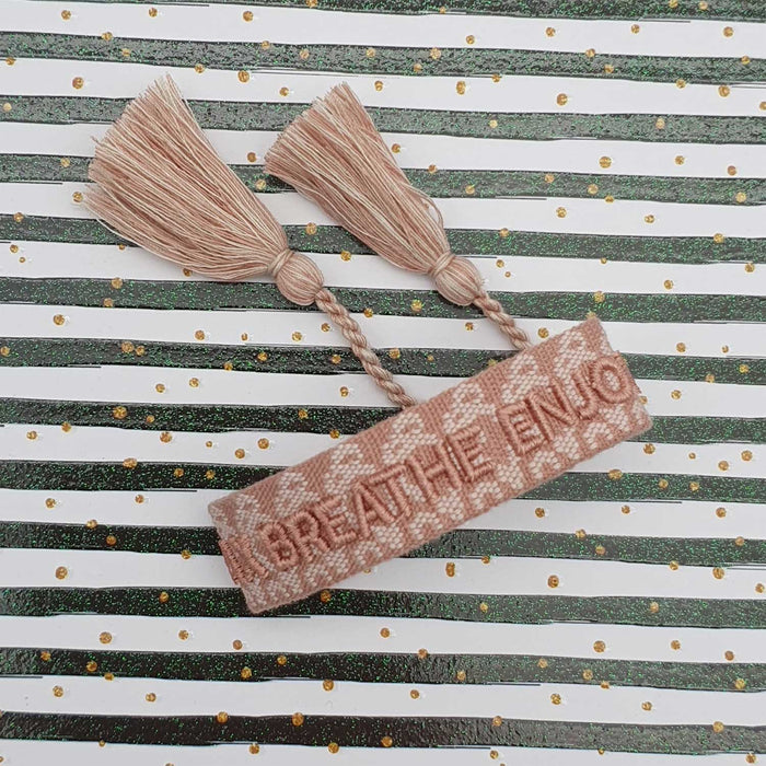 Canvas Statement Armband Relax Breathe Enjoy Rose Quasten besticktes Webarmband
