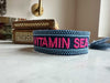 Canvas Statement Armband Need Vitamin Sea Blau Pink Quasten besticktes Webarmband
