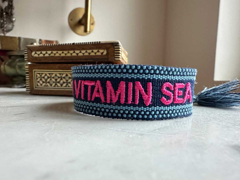 Canvas Statement Armband Need Vitamin Sea Blau Pink Quasten besticktes Webarmband