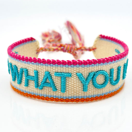 KI-generiertes Bild,Canvas Statement Armband Do what you Love Quasten besticktes Webarmband