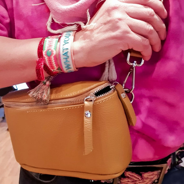 KI-generiertes Bild,Canvas Statement Armband Do what you Love Quasten besticktes Webarmband