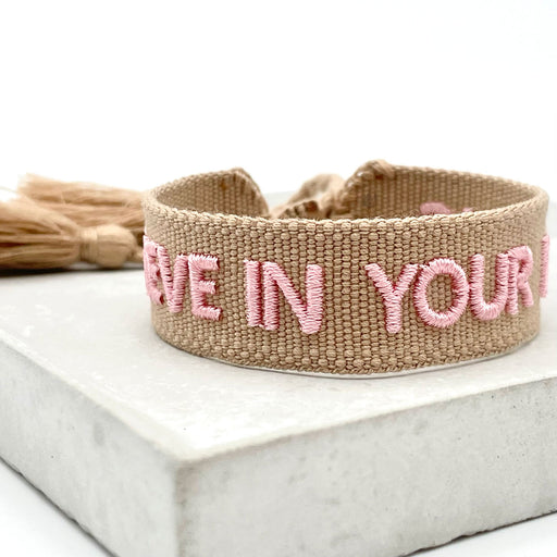 Canvas Statement Armband Believe in Your Magic Taupe Rose Quasten besticktes Webarmband