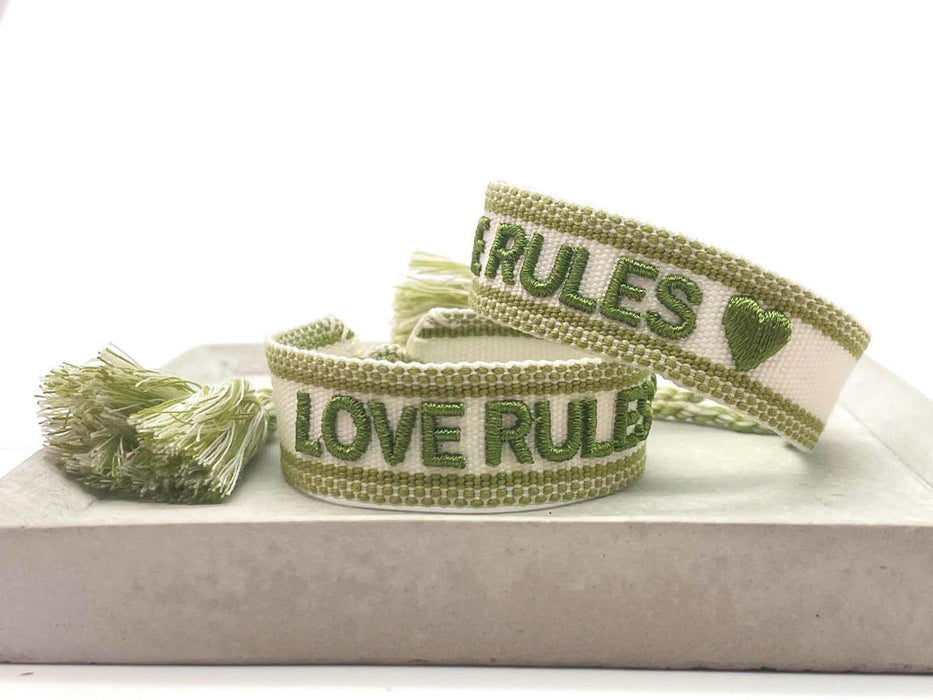 Canvas Statement Armband Love Rules Weiß Grün Quasten besticktes Webarmband