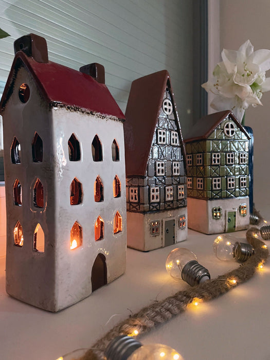 KI-generiertes Bild,Teelichthaus Lichterhaus Aarhus 28cm Keramik Fachwerkhaus Laterne Teelichthalter