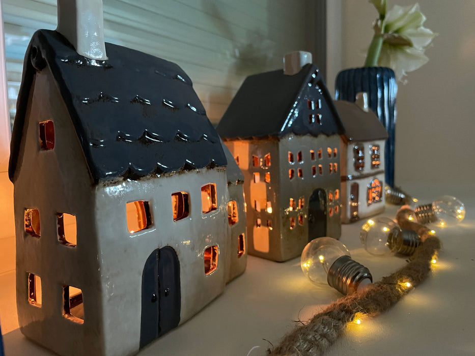 KI-generiertes Bild,Teelichthaus Lichterhaus Aarhus 20cm Keramik Fachwerkhaus Laterne Teelichthalter