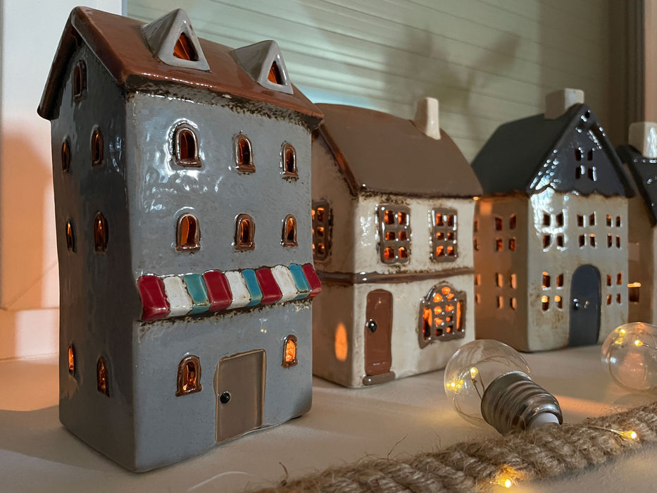 KI-generiertes Bild,Teelichthaus Lichterhaus Aarhus 18cm Keramik Fachwerkhaus Laterne Teelichthalter